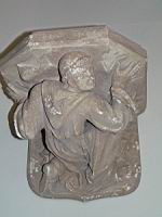 Blois, Chateau, Aile Louis XII, Cul-de-lampe, Moine agenouille